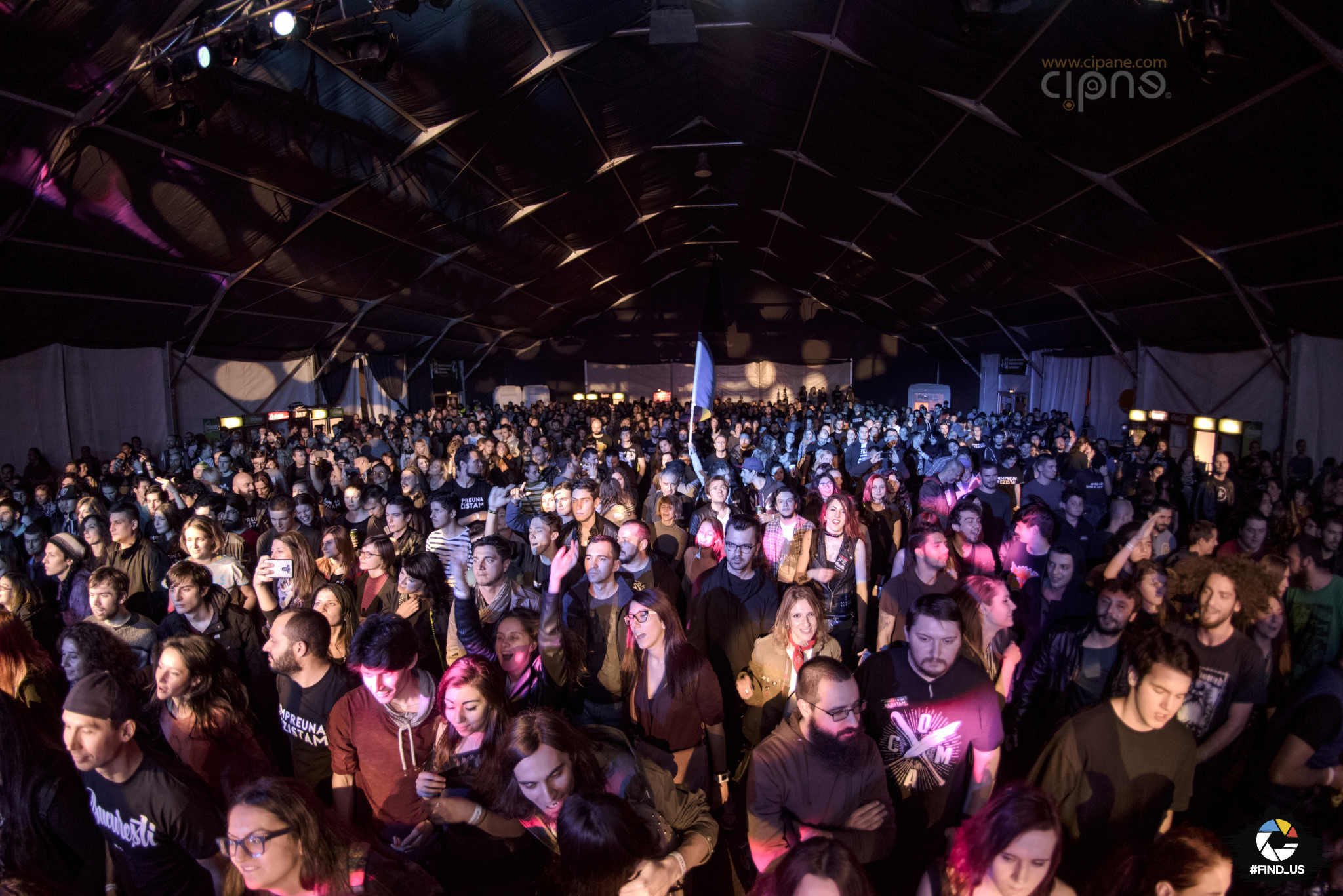 Public - #ImpreunaRezistam - Concert caritabil pentru victimele #Colectiv - Arenele Romane, București - 14 noiembrie 2015